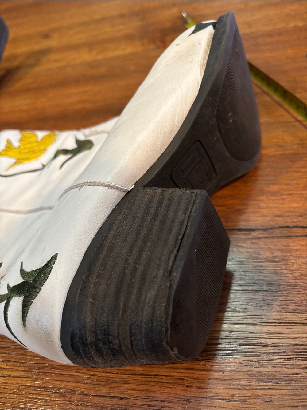 dingo White Leather Cowboy Boots with Yellow Bird Embroidery - Picture 15 of 15